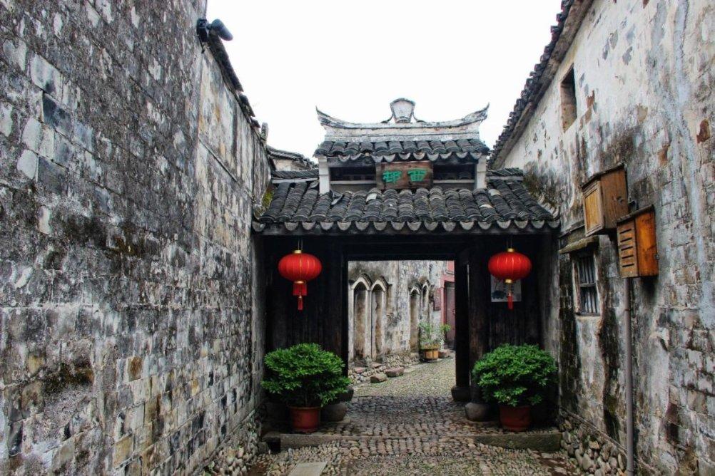 马步芳:雇用9架飞机逃离大陆,晚年甘当糊涂“大使”